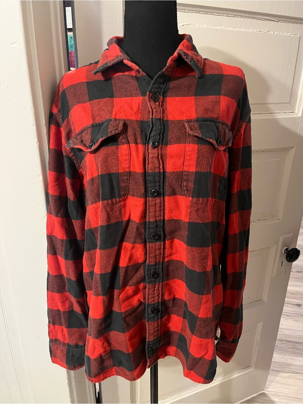 American Eagle Red and Black Buffalo Plaid Button-Up Flannel Shirt